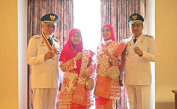 Resmi Dilantik Presiden Prabowo Subianto, Gubernur dan Wagub Langsung Gerak Cepat Membangun Sumbar 1 BERSAMA ISTRI— Gubernur Sumbar, Mahyeldi Ansharullah dan istri bersama Wagub Sumbar, Vasko Ruseimy dan istri bersiap jelang berangkat menuju pelantikan oleh Presiden RI, Prabowo Subianto di Istana Kepresidean RI, Kamis (20/2).