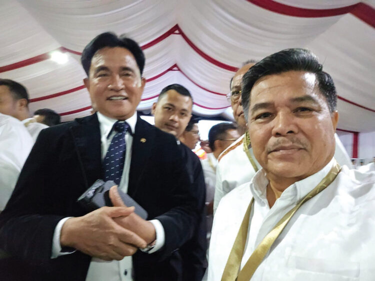 Bupati Agam Antusias Ikuti Retreat di Magelang 1 Retreat 2025— Bupati Agam Ir.H.Benni Warlis Dt.Tan Batuah berfoto dengan Menteri Koordinator Bidang Hukum, HAM,
Imigrasi dan Pemasyarakatan RI, Prof. Yusril Ihza Mahendra dalam rangkaian kegiatan Magelang Retreat 2025,
yang diikuti kepala daerah se-Indonesia.