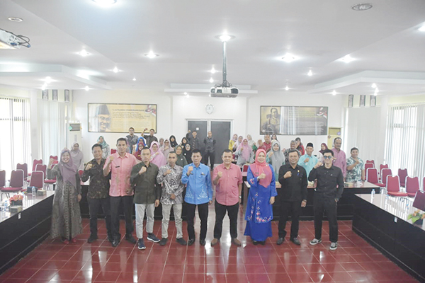 Pemkab Agam Dukung ASN Lanjut Kuliah, Sosialisasi Magister Manajemen ITB HAS Digelar 1 SOSIALISASI— Bupati Agam yang diwakili plt Asisten III, Yunilson, menghadiri Sosialisasi Penerimaan Mahasiswa Baru Program Studi Magister Manajemen ITB HAS Bukittinggi di aula utama kantor Bupati Agam,Kamis,(6/2).