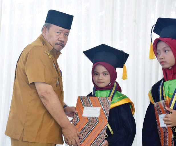 Bupati Agam Apresiasi Wisuda Tahfidz Daarul Qur’an di SDN 13 Limosuku 1 WISUDA TAHFIDZ— Bupati Agam, Dr H Andri Warman MM menghadiri wisuda Tahfidz Daarul Qur’an Angkatan III di SD Negeri 13 Limosuku, Kecamatan Sungai Pua, Senin (3/2).