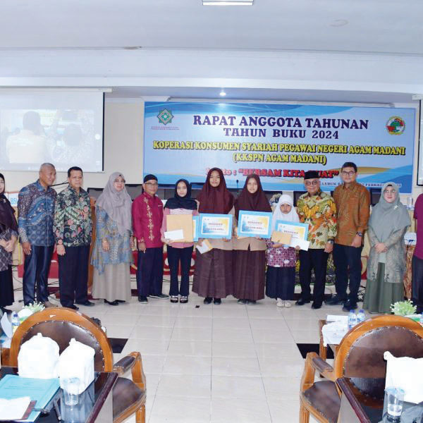 Bupati Agam Serahkan Hadiah untuk 208 Siswa dan Mahasiswa Berprestasi 1 SIMBOLIS— Bupati Agam, melalui Sekda Edi Busti, secara simbolis menyerahkan hadiah kepada siswa dan mahasiswa berprestasi dalam acara RAT KKSPN Agam Madani, yang berlangsung di Aula Kantor Bappeda Agam, Sabtu (22/2).