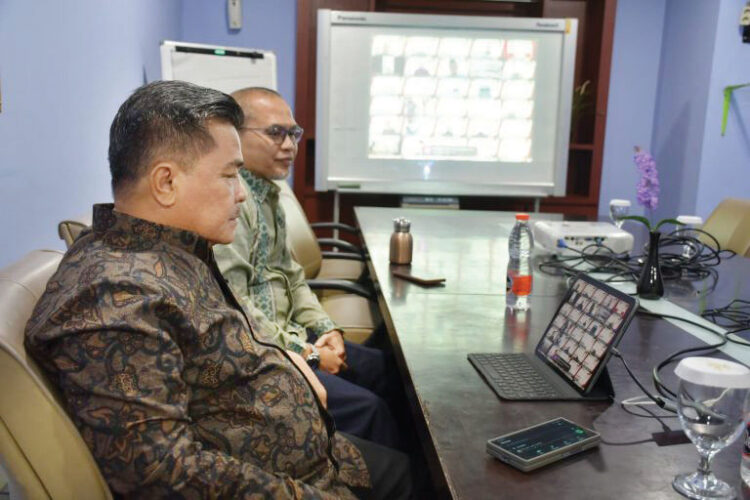 ZOOM MEETING— Bupati Agam terpilih Ir H Benni Warlis mengikuti rapat persiapan retret kepala daerah bersama Kemendagri melalui zoom meeting di Horison Balairung Jakarta, Sabtu (15/2).