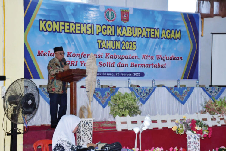 PGRI Kabupaten Agam Gelar Konferensi 2025, Sekda Tekankan Peran Guru dalam Membangun Peradaban 1 KONFERENSI PGRI— Bupati Agam diwakili Sekretaris Daerah Kabupaten Agam Drs.H.Edi Busti MSi, secara resmi membuka Konferensi Persatuan Guru Republik Indonesia (PGRI) Kabupaten Agam tahun 2025, di Aula SMA Negeri 1 Lubuk Basung, Rabu (26/2).