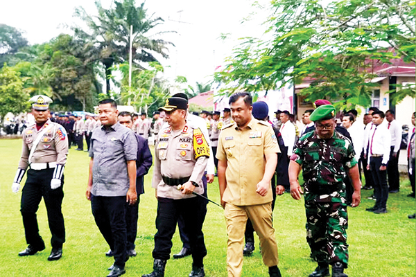 Hadiri Apel Gelar Pasukan Operasi Keselamatan Singgalang 2025, Bupati Sutan Riska Dukung Komitmen Polri Jaga Keselamatan Berlalu Lintas 1 APEL PASUKAN— Bupati Dharmasraya, Sutan Riska Tuanku bersama, Kapolres Dharmasraya, AKBP Bagus Ikhwan, usai pelaksanaan apel gelar pasukan Operasi Keselamatan Singgalang Tahun 2025, Senin (10/2).