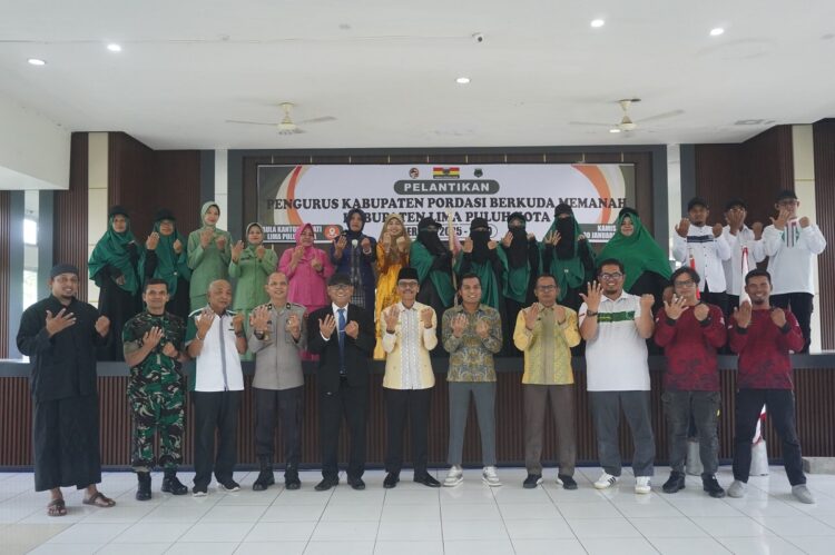 FOTO BERSAMA—Bupati Lima Puluh Kota, Safaruddin Dt.Bandaro Rajo usai kegiatan  foto bersama.