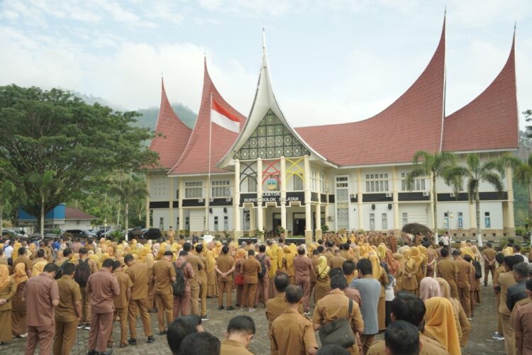 Bupati H. Khairunas Tekankan Efisiensi Anggaran 1 APEL GABUNGAN—Bupati Khairunas berikan sambutan saat apel gabungan ASN di lingkungan Pemerintah Kabupaten Solok Selatan di halaman kantor Bupati, Senin (3/2).