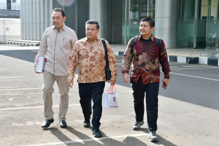 PEMERIKSAAN KESEHATAN— Bupati Agam dan Wakil Bupati Agam terpilih, Benni Warlis dan Muhammad Iqbal sesaat akan menjalani pemeriksaan kesehatan 
di Kemendagri, Minggu (16/2).