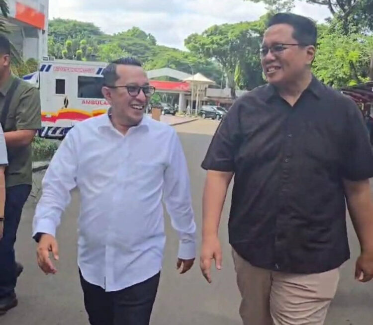 Jelang Dilantik Presiden, Calon Bupati dan Wabup Tanah Datar Terpilih Cek Kesehatan 1 CEK KESEHATAN—Bupati Tanah Datar Terpilih Eka Putra dan Wabup Terpilih Ahmad Fadly menuju lokasi cek kesehatan di kantor Kemendagri, sebelum dilakukan pelantikan serentak di Istana Negara.