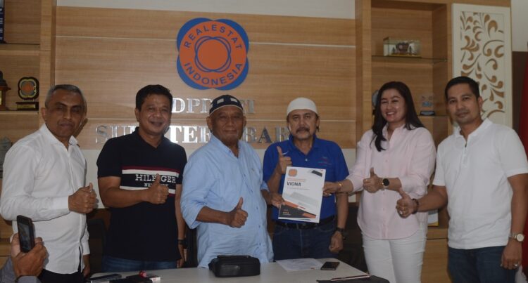 Giliran Direktur PT Keyzana Pratama Mandiri, Mendaftar jadi Calon Ketua DPD REI Sumbar 1 SERAHKAN BERKAS PENDAFTARAN— Calon Ketua DPD REI Sumbar Viona didampingi Budi Yanto dan Asmel Rianto menyerahkan berkas pendaftaran Colon Ketua DPD REI Simbar yang diterima oleh tim penjaringan Jhoni Halim, Hendra Gunawan dan Wahyu Iramana Putra.