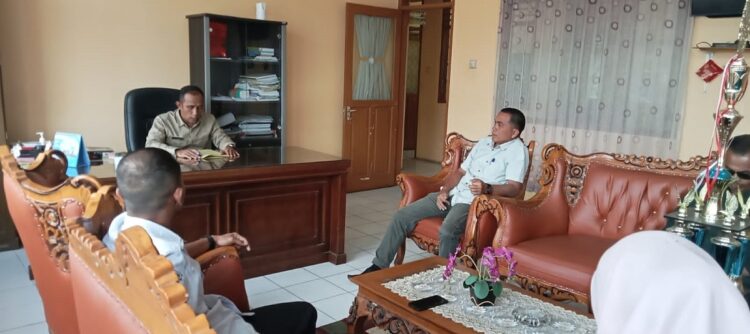 Buntut Pelanggaran Norma Adat, Wali Nagari Bukik Sikumpa Diberhentikan Sementara 1 SERAHKAN—Camat Lareh Sago Halaban Wahyu Marmora Samry saat menyerahkan keputusan Bupati.