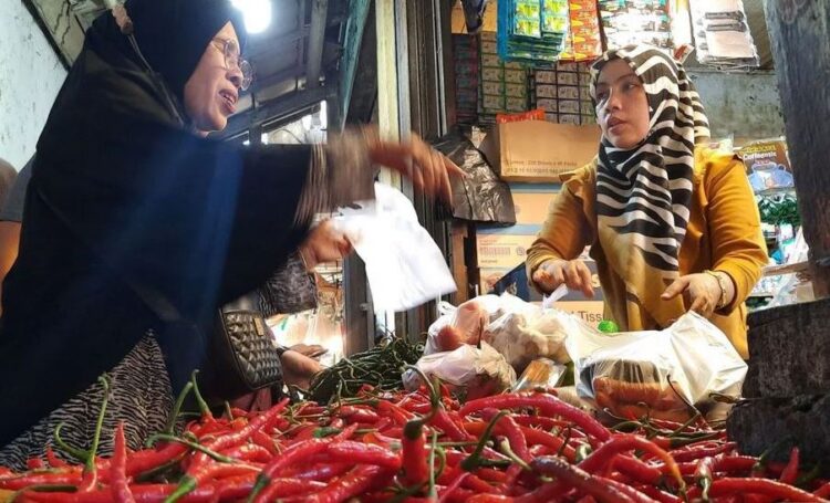 Capai Rp80 Ribu Perkilogram, Harga Cabai Merah dan Rawit Kompak Melejit 1 LONJAKAN HARGA— Harga cabai merah yang terus melonjak di Pasar Tradisional Pariaman banyak dikeluhkan ibu rumah tangga dan masyarakat lainnya.