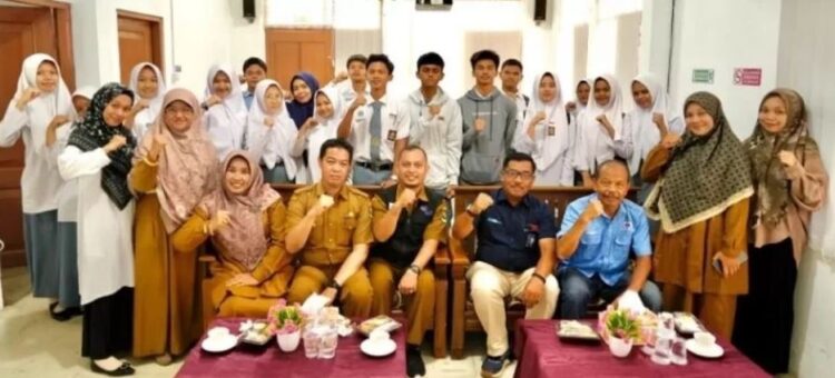 Bidiksiba Lagi Diberikan PT Bukit Asam di 2025 1 BERSAMA—Perwakilan Siswa dan Guru SMA, SMK dan MA bersama General Manager PT Bukit Asam Unit Pertambangan Ombilin (PTBA-UPO) Yulfaizon usai sosialisasi Bidiksiba 20