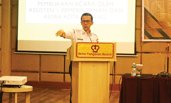 Implementasi Program Kawasan Tanpa Rokok masih Lemah, Dinkes Latih Satgas KTR Kota Padang 1 PELATIHAN SATGAS KTR— Asisten I Bidang Pemerintahan dan Kesejahteraan Kota Padang, Edi Hasymi saat membuka secara resmi pelatihan untuk Satgas KTR, Rabu (5/2).