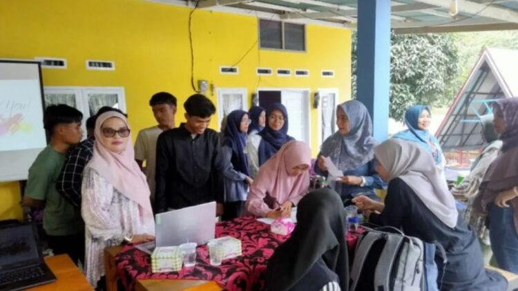 Wujudkan Keluarga Sejahtera, Pemkab Pasaman Optimalkan Peran Kader KB 1 SOSIALISASI—DP3AP2KB Kabupaten Pasaman saat memberikan sosialisasi menjaga kesehatan reproduksi bagi kelompok resiko tinggi di Lubuk Sikaping.