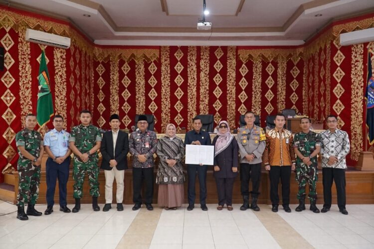 DPRD Payakumbuh Umumkan Zulmaeta-Elzadaswarman Sebagai Wako dan Wawako Periode 2025-2030 1 FOTO BERSAMA— Ketua DPRD Kota Payakumbuh bersama Forkopimda dan Ketua KPU Kota Payakumbuh saat apat Paripurna pengumuman pasangan Wali Kota dan Wakil Wali Kota terpilih hasil Pilkada 2024, Minggu (9/2).