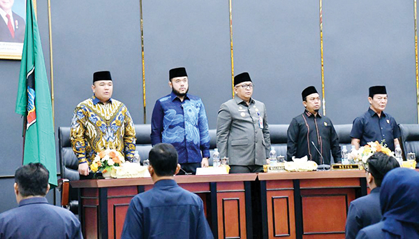 DPRD Sahkan Fadly Amran-Maigus Nasir sebagai Wako-Wawako Padang 2025-2030 1 PENGESAHAN— Ketua DPRD Kota Padang Muharlion memimpin sidang paripurna pengesahan pasangan Fadly Amran dan Maigus Nasir sebagai Wali Kota dan Wakil Wali Kota Padang periode 2025-2030.