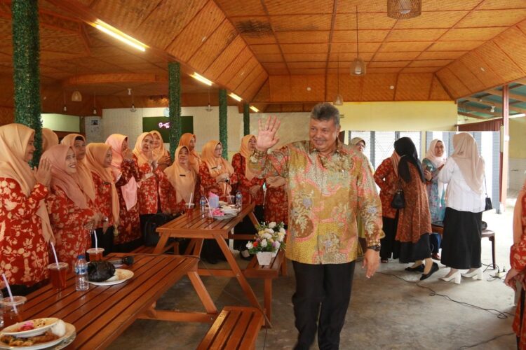 Masa Tugas Berakhir, DWP Gelar Perpisahan dengan Zul Elfian 1 PERPISAHAN— Anggota Dharma Wanita Persatuan (DWP) Kota Solok melambaikan tangannya kepada mantan Wali Kota Solok Zul Elfian dan istri.