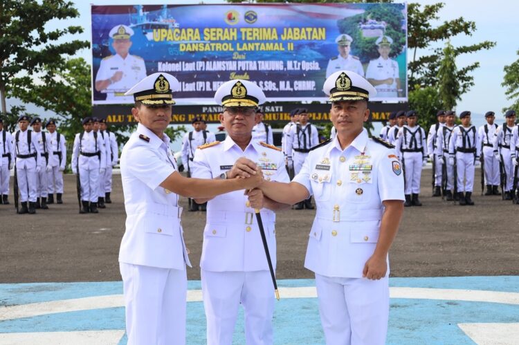 Dua Jabatan Strategis Lantamal II Disertijabkan, Sarimpunan Tanjung: Dansatrol Satuan Teknis Penegakan Hukum di Laut 1 SALAM KOMANDO—Pejabat lama Dansatrol Kolonel Laut (P) Alamsyah Putra Tanjung. M.T.r Opsla., pejabat baru Letkol Laut (P) R.Heru Cahyono,S.SOs., M.A, CHRMP bersama Danlantamal II Laksama TNI Sarimpunan Tanjung. salam komando.