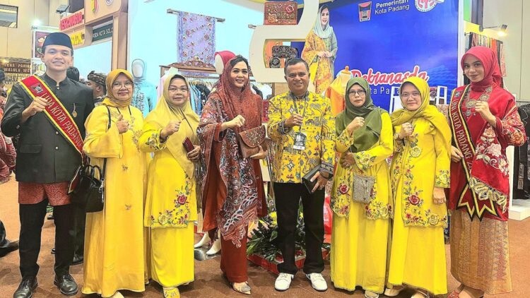 Dekranasda Padang Hadirkan Produk Unggulan di Inacraft 2025 1 FOTO BERSAMA— Penjabat (Pj) Ketua Dekranasda Kota Padang Ny. Vanny Andree Algamar, berfoto bersama usai menghadiri pembukaan pameran kerajinan terbesar di Asia Tenggara Inacraft 2025, di JCC.