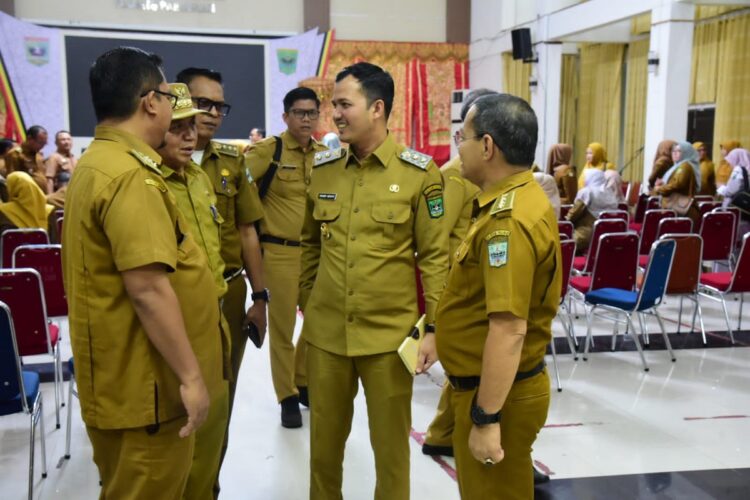 BUTUH KOLABORASI— Wakil Bupati  Rahmat Hidayat saat berdialog dengan para ASN di lingkungan Pemkab Padangpariaman untuk selalu berkolaborasi dalam pembangunan daerah.