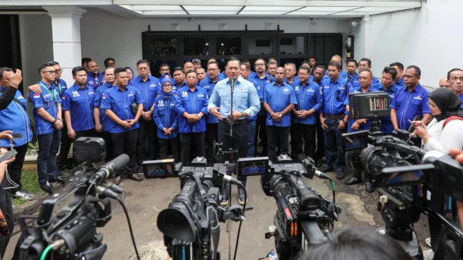 Didukung 38 DPD jadi Ketua Umum lagi, AHY Optimis Partai Demokrat bisa Bangkit 1 KONFRENSI PERS— Ketua Umum Partai Demokrat, Agus Harimurti Yudhoyono (AHY), bersama seluruh jajaran pengurus Partai Demokrat se-Indonesia,
dalam konferensi pers di kediaman AHY,
kawasan Jakarta Selatan.