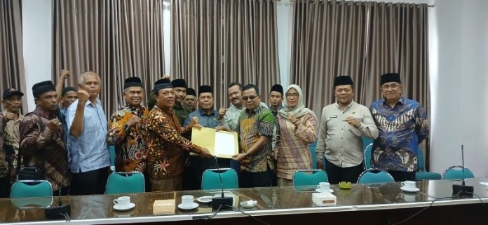 DPRD Tanah Datar, Tolak Rencana Pembangunan Pembangkit Listrik Tenaga Surya (PLTS) Terapung 1 SERAHKAN—Ketua komisi DPRD Anton Yondra menyerahkan berkas penolakan PLTS, demi kepentingan masyarakat.