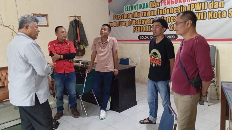 DIALOG—Wali Kota Solok, H. Zul Elfian Umar saat dialog dengan beberapa orang wartawan saat  menyambangi pers room Balai Kota Solok