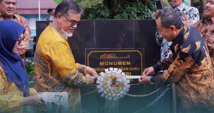 Mengenang Perjalanan Panjang Sekolah Pendidikan Guru, Monumen SPG Diresmikan di SMAN 1 Padang Panjang 1 RESMIKAN MONUMEN— Monumen kini berdiri megah di depan gerbang sekolah untuk mengenang perjalanan panjang Sekolah Pendidikan Guru (SPG) Negeri yang pernah berdiri sebelum beralih menjadi SMAN 1 Padang Panjang, Minggu (9/2).