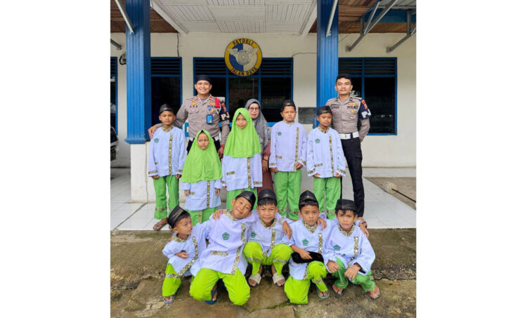 Terobosan Satuan PJR 2 Ditlantas Polda Sumbar, Ruangan Kantor Disulap jadi Mushala dan Tempat Mengaji 1 MENGAJI— Personel Ditalntas Polda Sumbar bersama anak-anak yang mengaji di Quran Dharmakerta Marga Raksyaka Kantor Satuan PJR 3 Sijunjung.