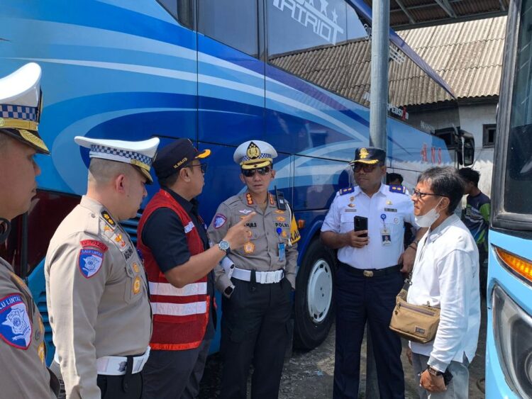 Ditlantas Polda Sinergi dengan BPTD Kelas II Sumbar, Gelar Rampcheck di Sejumlah Pool Angkutan di Padang 1 Gelar— Ditlantas Polda Sumbar bersama BPTD Kelas II Sumbar menggelar rampcheck di sejumlah pool angkutan di Kota Padang, Selasa (11/2).