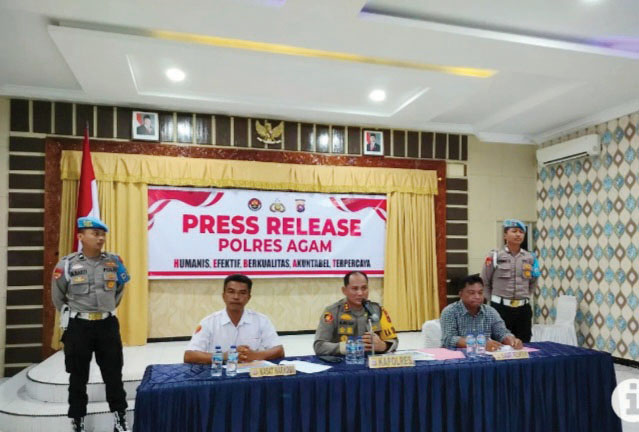 Dua Kampung Bebas Narkoba di Agam, Semangat Bersama Perangi Narkoba 1 JUMPA PERS— Kepala Polres Agam AKBP Muhammad Agus Hidayat didampingi Kepala Satuan Resnarkoba Polres Agam Iptu Herwin, saat menggelar jumpa pers.