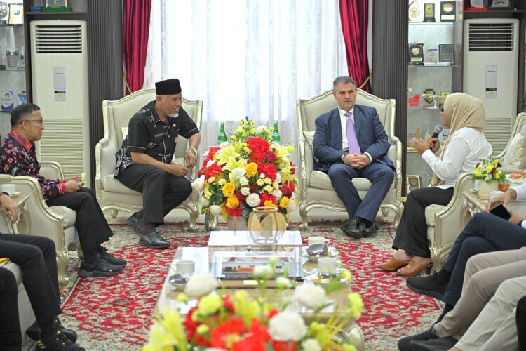 Membahas Sejumlah Rencana Kerjasama, Dubes Romania Temui Gubernur Sumbar Mahyeldi 1 TERIMA—Gubernur Mahyeldi Ansharullah menerima kunjungan Duta Besar (Dubes) Romania untuk Indonesia, H.E. Mr. Dan Adrian Bãlãnescu di Istana Gubernur Sumbar pada Kamis (30/1).
