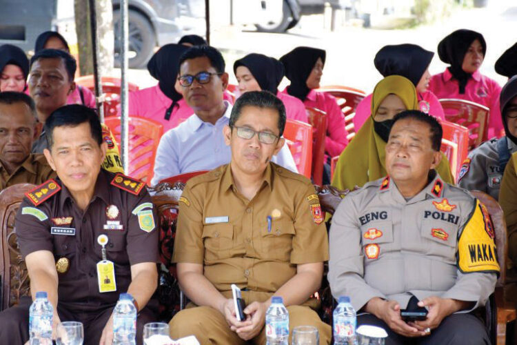 Dukung Ketahanan Pangan, Masyarakat Diminta Manfaatkan Perkarangan Rumah 1 ZOOM MEETING— Bupati Agam, diwakili Plt Asisten II Perekonomian dan Pembangunan, Hamdi mengikuti Zoom Metting Launching Penguatan Program Ketahanan Pangan pada Program Perkarangan Pangan Bergizi, di Asrama Polres Agam, Lubuk Basung. Senin (24/2).
