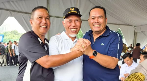 Walikota Pariaman Terpilih Periode 2025-2030 Yota Balad dan Wakilnya Mulyadi, Gubernur Sumatra Barat Mahyeldi Dukung Penuh 1 KOMPAK — Gubernur Sumbar Mahyledi berfoto bersama Wako Pariaman Yota Balad sebelum agenda pelantikan kepala daerah hasil Pilkada Serentak di Istana Kepresidenan.