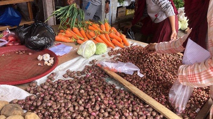 Bawang Merah Turun, Bawang Putih Naik 1 BAWANG MERAH— Terlihat penjual bawang merah di salah satu lapak di Pasar Simpang Empat, Pasaman Barat. Saat ini harga bawang merah di Pasbar turun, sementara bawang putih naik