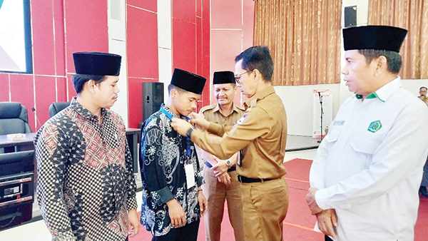 20 Tahun Pesantren Ramadhan di Kota Padang, Evaluasi Program, Anggaran Besar Jangan Jadi Sia-sia!, Jasman: Jangan Ada Lagi Guru yang Cuek dan Tidak Peduli 1 MOT PESANTREN RAMADHAN— Asisten I Setdako Padang Edi Hasymi, membuka bimbingan teknis bagi Master of Trainer (MoT) Pesantren Ramadhan di Balaikota Padang.