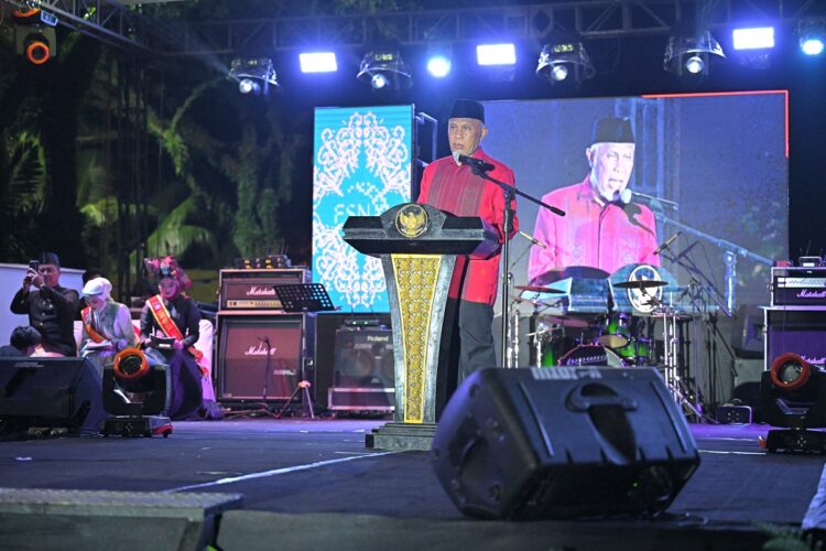 Festival Siti Nurbaya dan Cap Go Meh 2025, Gubernur Mahyeldi : Event yang Sangat Berdampak pada Capaian Target Pariwisata Sumbar 1 SAMBUTAN—Gubernur Sumatera Barat (Sumbar), Mahyeldi Ansharullah, berikan sambutan saat membuka gelaran Festival Siti Nurbaya dan Cap Go Meh 2025 di Kawasan Kota Tua Padang.