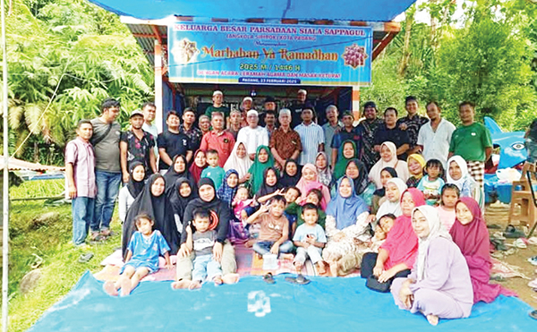 SAMBUT RAMADHAN— Parsadaan Siala Sappagul Kota Padang berkumpul bersama dan melakukan silaturahmi bersama memasuki bulan suci Ramadhan, dengan agenda memasak ketupat bersama, bakar ikan dan mendengarkan ceramah, di objek wisata pemandian Sungai Bangek, Kecamatan Kototangah, Selasa (25/2).
