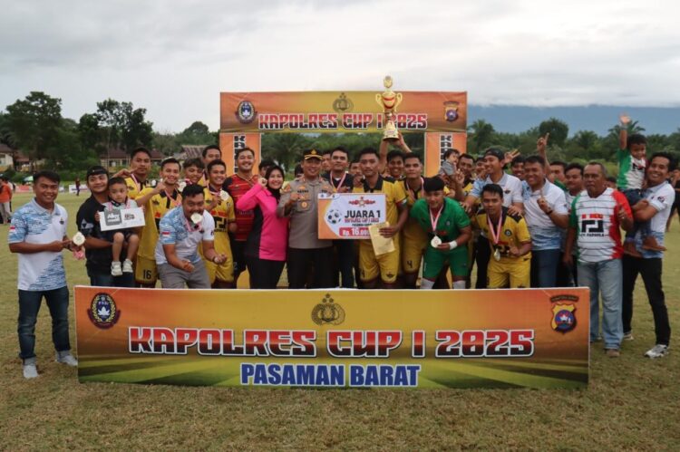 FOTO BERSAMA— Terlihat Kapolres Pasbar, AKBP Agung Tribanwanto, sedang berpoto bersama dengan Fadhila FC club yang meraih juara 1 kapolres Cup 2025.