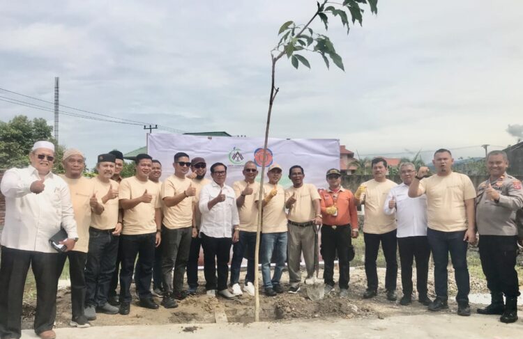 Rangkaian Musda Ke XII, DPD REI Sumbar Tanam Sejuta Pohon 1 FOTO BERSAMA— Ketua DPD REI Sumbar Satria Eka Putra bersama pengurus DPP REI dan Pengurus DPD REI Sumbar di lokasi penanaman pohon di Perumahan Yaya Garden, Cupak Tangah, Kecamatan Pauh, Kota Padang.