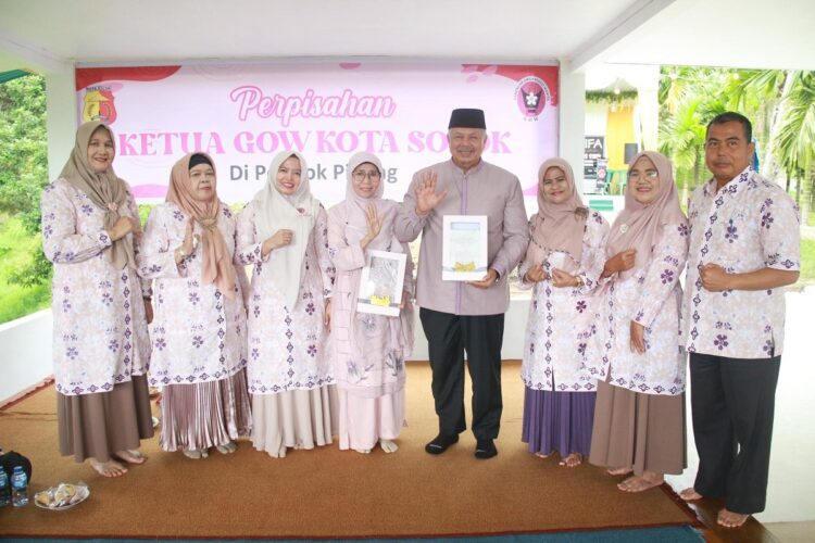 GOW Gelar Perpisahan dengan Ketua Penasehat dan Pembina 1 USAI— Gabungan Organisasi Wanita (GOW) Kota Solok usai acara pisah sambut perpisahan dengan Ketua, Penasehat dan Pembina, periode 2021-2024 foto bersama.