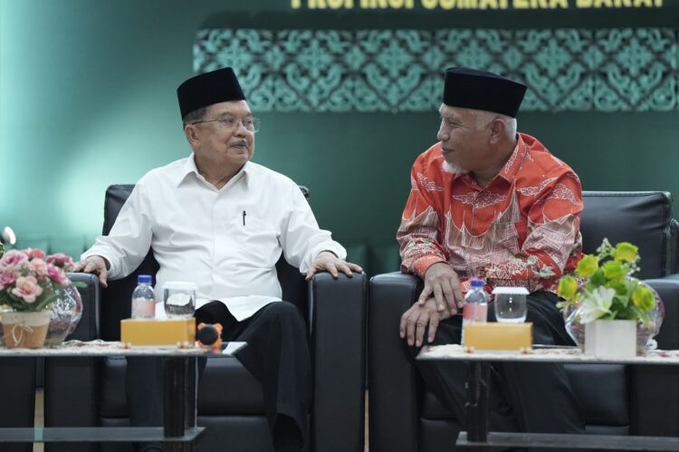 Tabligh Akbar dan Seminar Menyambut Ramadhan di UNP, Gubernur Mahyeldi Dampingi Ketua DMI M. Jusuf Kalla 1 DIALOG—Ketua PP DMI, M. Jusuf Kalla (JK) dan Gubernur Sumbar, Mahyeldi Ansharullah, saat Seminar dan Tabligh Akbar menjelang bulan suci Ramadhan 1446 H, Minggu (16/2) di Auditorium Universitas Negeri Padang (UNP).