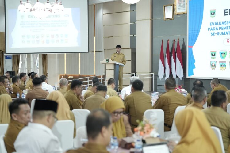 Keterbatasan Anggaran, Gubernur Sebut Pembangunan Tetap Berjalan Sesuai Harapan Masyarakat 1 ENTRY MEETING— Gubernur Mahyeldi membuka Entry Meeting Evaluasi Perencanaan dan Penganggaran pada Pemerintah Provinsi dan Kabupaten/Kota se-Sumbar 2025 di Auditorium Istana Gubernuran, Senin (10/2).