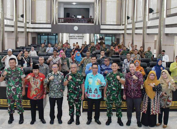 Gubernur Sumbar Gelar Rakor TMMD ke-123 Tahun 2025 1 RAPAT KOORDINASI— DalamRangka mensukseskan pelaksanaan TMMD ke-123 tahun 2025, Gubenur Sumatera Barat bersama TNI gelar Rapat Koordinasi TMMD di aula kantor Gubernur Sumbar di Padang, Kamis (13/2).