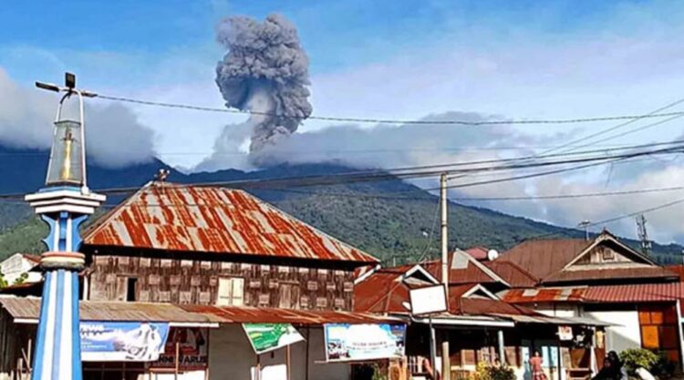GunungMerapi Ditutup Permanen, Lugi Hartanto: Tidak ada Lagi Pendaki Liar yang Mencoba Menerobos 1 ERUPSI MARAPI— Terlihat Gunung Marapi yang terletak di Kabupaten Tanahdatar dan Agam saat erupsi beberapa waktu lalu. Saat ini Gunung Marapi sudah ditutup permanen untuk pendakian.