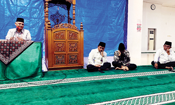 Wirid Bulanan Pemko Padang, Guru Besar UIN IB Tekankan Pentingnya Etika Dalam Bekerja 1 WIRID BULANAN— Guru Besar UIN Imam Bonjol Padang Prof. Dr. Duski Samad, memberikan ceramah dalam kegiatan wirid bulanan Pemko Padang yang berlangsung di Masjid Agung Nurul Iman, Jumat (7/2) pagi.