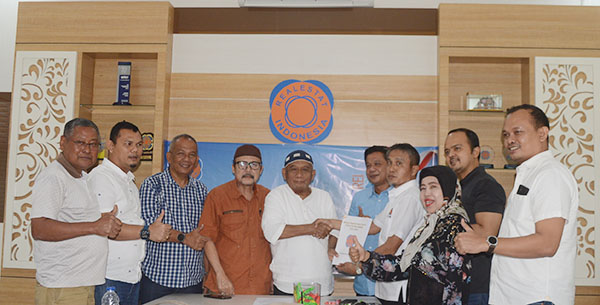 Dirut PT Rajo Teguh Wijaya Peserta Pertama Mendaftar jadi Calon Ketua REI Sumbar 1 PENDAFTARAN— H.Satria Eka Putra,S.IP mendaftar sebagai calon Ketua DPD REI Sumbar dan mnyerahkan berkas kepada tim Ketua penjaringan,Jhoni Halim.