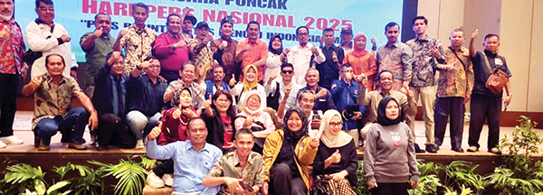 HPN 2025 di Pekanbaru Resmi Ditutup, Pers Ditekankan Berpegang Teguh pada Kebenaran 1 PENUTUPAN HPN— Sesi foto bersama pada penutupan Hari Pers Nasional (HPN) 2025 di Pekanbaru, Riau.