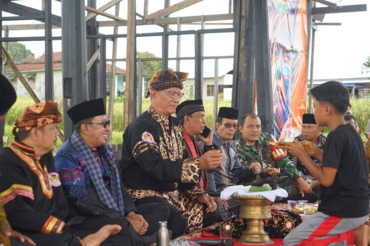 ACARA ADAT—Bupati Tanah Datar Eka Putra, SE, MM hadiri prosesi Maanta Syarat ka Guru (Mengantar Syarat kepada Guru) anak kamanakan Nagari Gurun Baraja Silek (Belajar Silat) Harimau di Medan Bapaneh Mahakarya Kapalo Koto Jorong Gurun Nagari Gurun Kecamatan Sungai Tarab, Minggu (2/2).