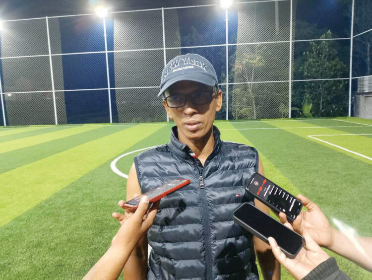 Lapangan Mini Soccer STATION Resmi Dibuka, Fasilitas Olahraga Berstandar Internasional 1 PEGIAT SEPAKBOLA— Haji Tasman, pegiat sepakbola sekaligus mantan Manajer PSKB, yang telah membangun lapangan minisoccer berstandar internasional, yang terletak
di Padang Tarok, Kecamatan Baso.